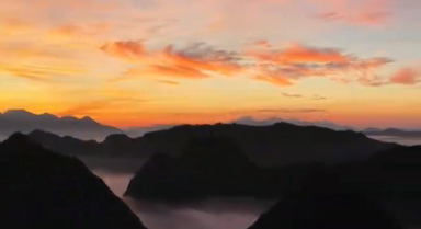 云南文山:日出彩色霓虹與山巒"共舞"