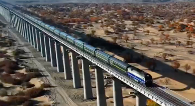 坐著火車(chē)看胡楊林是什么體驗(yàn)